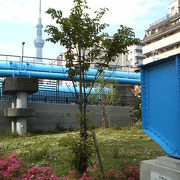 近くに昔の橋の青い鋼材を使ったオブジェが設置されてました