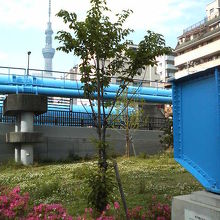 橋の近くには昔の橋の青い鋼材を使ったオブジェが設置