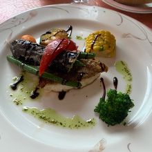 メイン 魚料理 真鯛と温野菜 タップナードソース