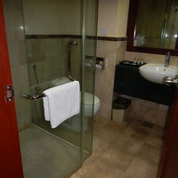 反対側に大きなバスタブ