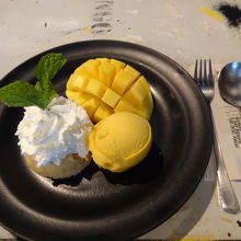 マンゴータンゴ、という店名と同じマンゴーづくしのメニュー