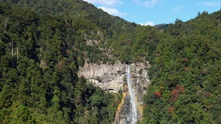 神武天皇が発見したといわれる滝