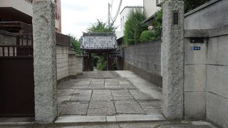 ご本堂へ続く細長い参道