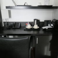 部屋には小さな机とコーヒーセットがありました
