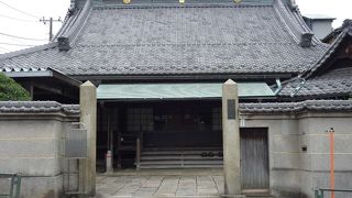 山門からすぐの大きなご本堂が印象的