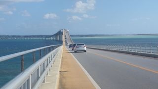 海に吸い込まれるような絶景の橋