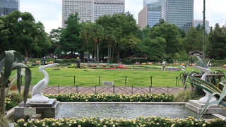 ペリカン噴水の池から見る第一花壇の景色が好き
