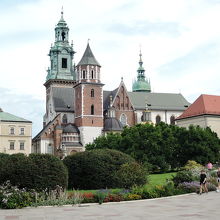 美しいヴァヴェル城の建物と植え込み