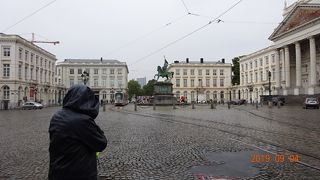 晴れていれば美しい広場だったのかもしれないのですが、雨の中、この広場を歩きました。
