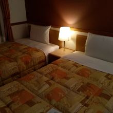 客室のツインベッド　どうしても狭く感じますね