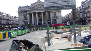 証券取引所の前の広場は工事中！
