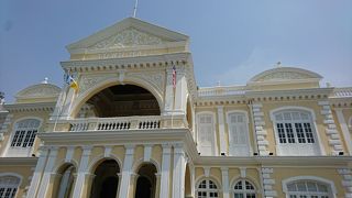 クリーム色の綺麗な建物