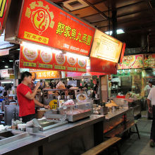 密集する飲食店街をぬけると…