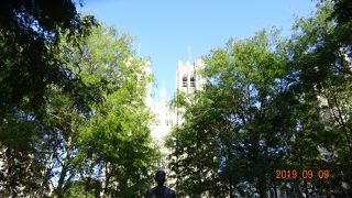 サン・ミシェル大聖堂の前にある広場です。