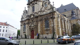 聖カトリーヌ教会の北側にある教会です。