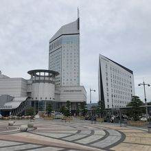 モダンな建物が並ぶ