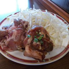 肉ともやしをお替りです。この肉で2人前、2人前です。