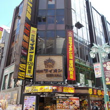 この建物の4階です。