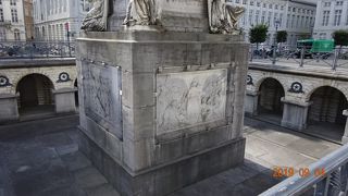 マルティル広場のモニュメント