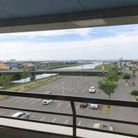 部屋からの展望。広い駐車場あり