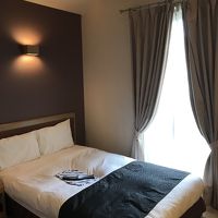 ベッドの上に浴衣と折り鶴