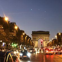 ライトアップされたシャンゼリゼ通りと凱旋門