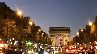 ライトアップされた凱旋門