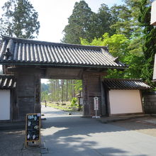 この門からが境内です