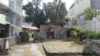 首里の路地にあった。琉球王府時代の高級女性神官がつかさどる御嶽だったそうだ