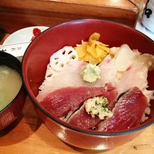 季節丼は、かんぱちとかつお。