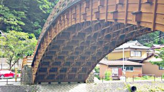 総木曽ヒノキ造りの贅沢な太鼓橋