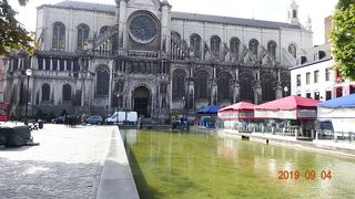 聖カトリーヌ教会の北側にある細長い広場