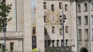 芸術の丘をロワイヤル広場の方向に歩いているときに見つけた時計？