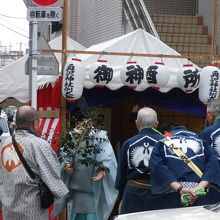 奥沢駅前でお祓いを受ける氏子さんたち