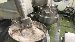 かまぼこ工場があります