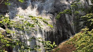 なかなか見応えのある滝です♪