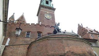 ヴァヴェル城北門から見える騎馬像