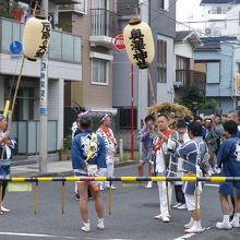 自由が丘駅の近くで踏切待ちをする大蛇