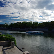 原爆ドーム前から川をはさんで平和公園を望む