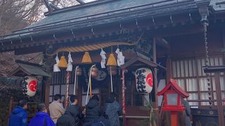 階段を登ったところにあり