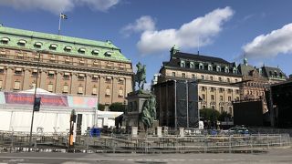 広場の中央には銅像