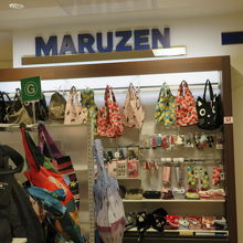 トートバッグがたくさんあります