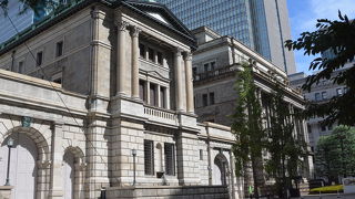 金座の跡に建つ日本銀行本店は東京駅の設計者でもある辰野金吾の設計によるもの
