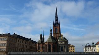 高くそびえ立つ教会