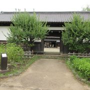 古民家が建つ緑豊かな公園です