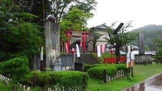 小高い丘にあります