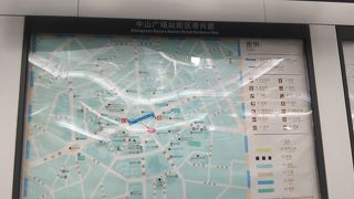 広場の内外で出口が違います