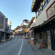 お昼時は混雑していたため朝護摩後の写真（右側のお店）