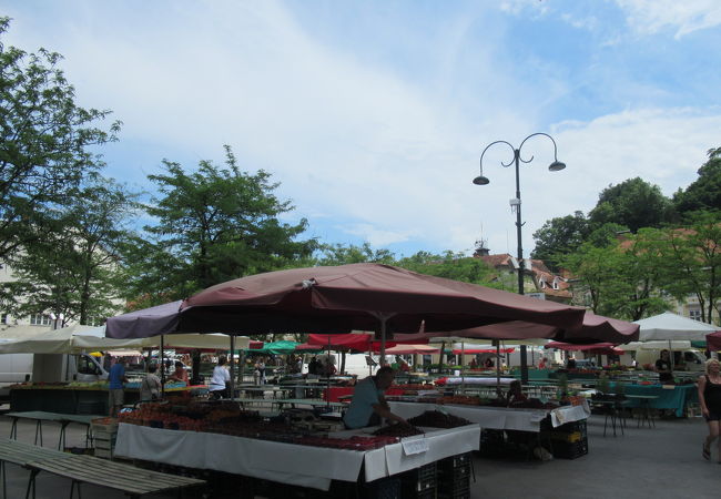 市場が開かれる広場