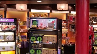 緑と赤が基調のお土産店